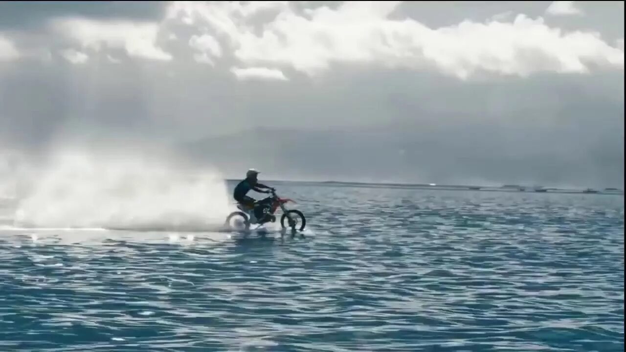 Мотоцикл на воде. Мотоцикл по воде. мотоцикл едет по воде. на мотоцикле по волнам. на мотоцикле по воде видео.