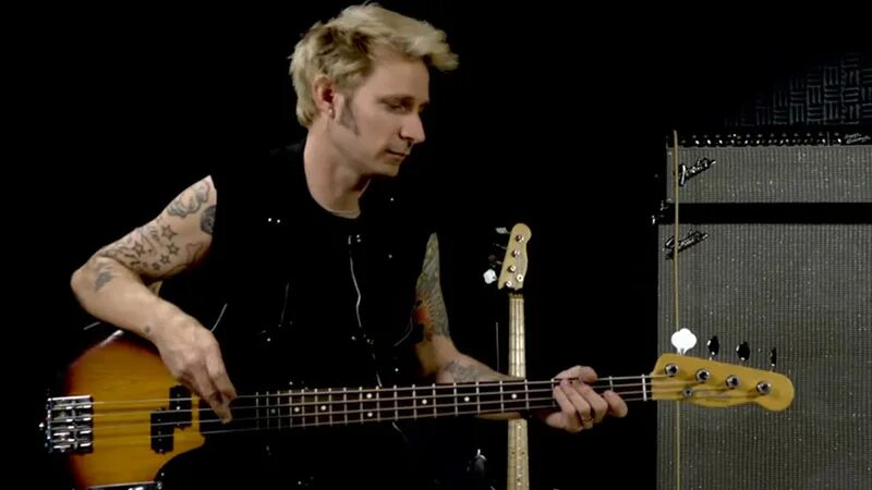 Майк дернт. Майк дёрнт. Mike Dirnt Bass. Басист Грин Дэй. Precision Mike Dirnt.