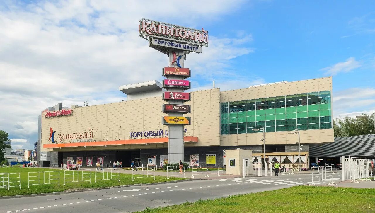 Правобережная д 1 корп б. Торговый центр Капитолий Санкт-Петербург. ТК Капитолий Коломяжский. ТЦ Капитолий СПБ на Пионерской. Коломяжский проспект 19 ТЦ Капитолий.