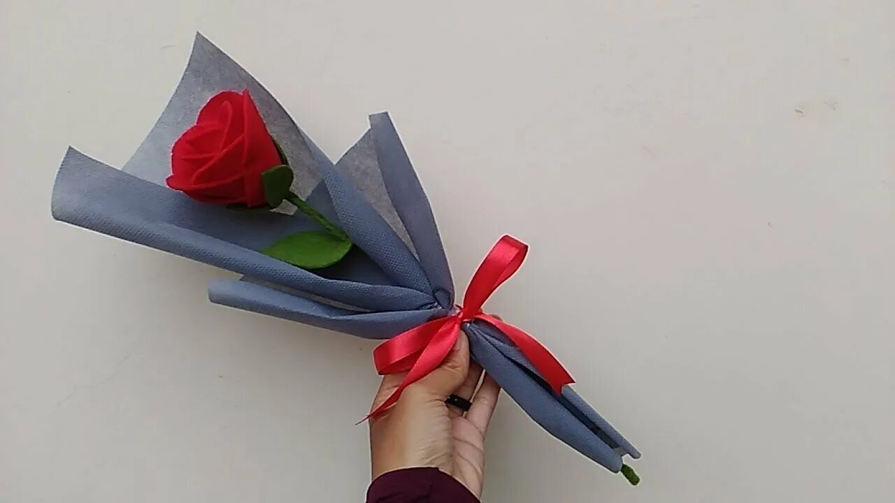 Можно дарить 1 тюльпан. Красивая упаковка букета. Завернуть цветы в бумагу. Упаковать 1 розу. Простая упаковка букета.