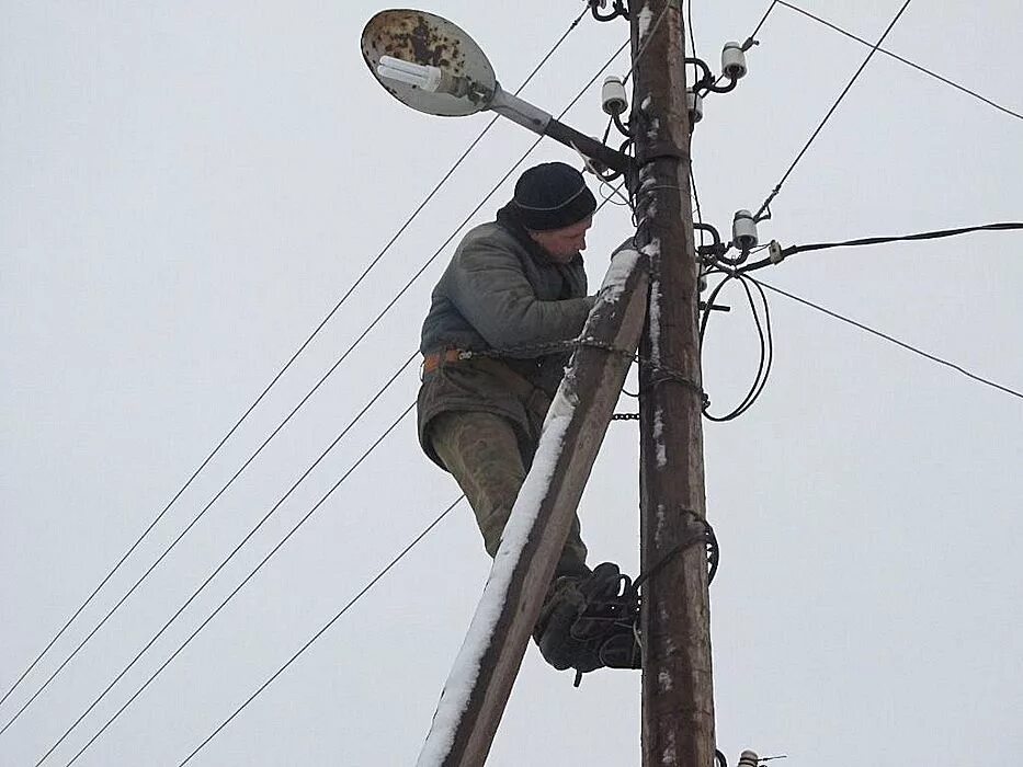 Электросети старый. Электросети старый. Деревянный электрический столб. Электрические столбы. Двухцепная опора 10 кв провод ас.