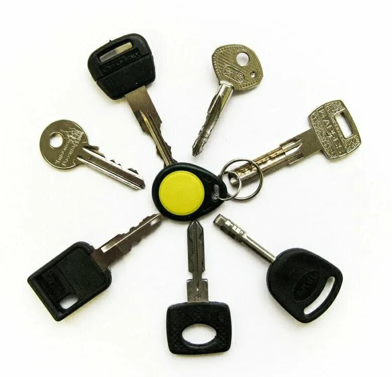 Ключ дверной. Дубликат ключей. Связка ключей. Квартирные ключи.