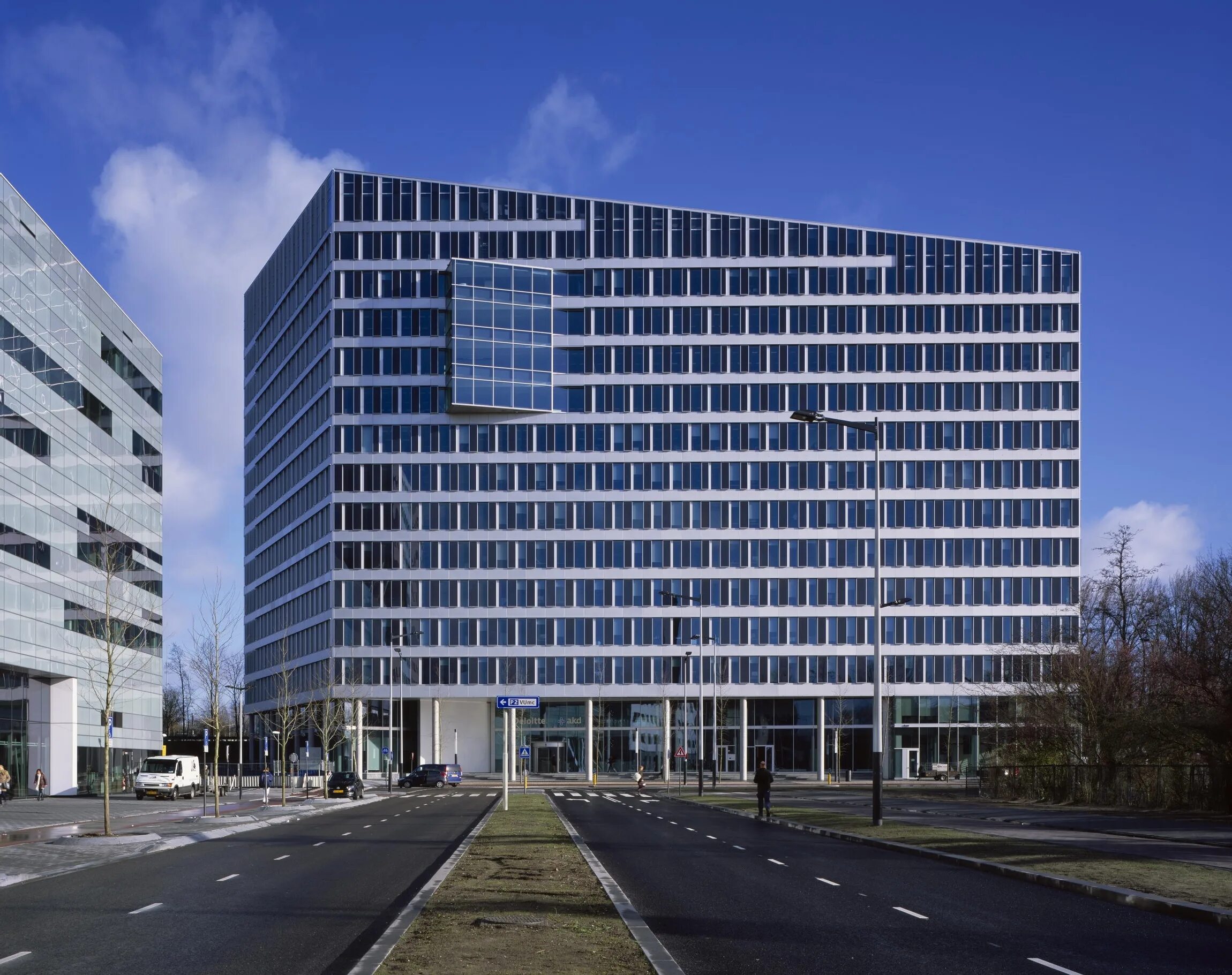 The office building is. Штаб-квартира Deloitte здание the Edge Нидерланды. The Edge, Нидерланды. Здание Edge в Амстердаме. Офисное здание.