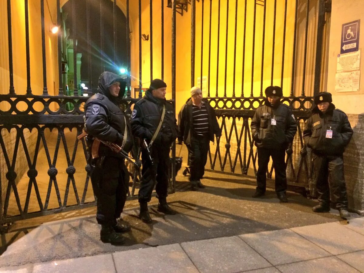 Смотр полиции калининград. Почему на улицах много полиции. Полицейский россии на улице. Отряд быстрого реагирования керчь. Почему на улицах много полиции.