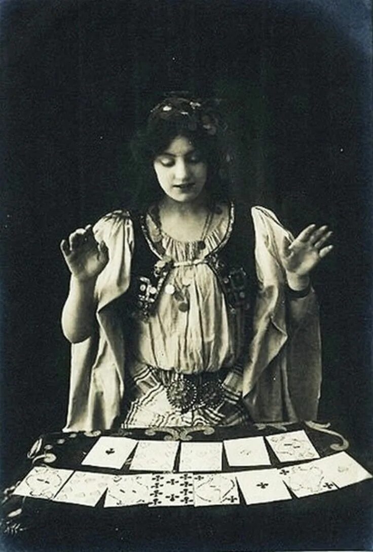 Таро Fortune Teller. Гадалка с картами. Цыганка гадалка. Гадалка 19 века. Песня 13 карт старая гадалка подарила карты