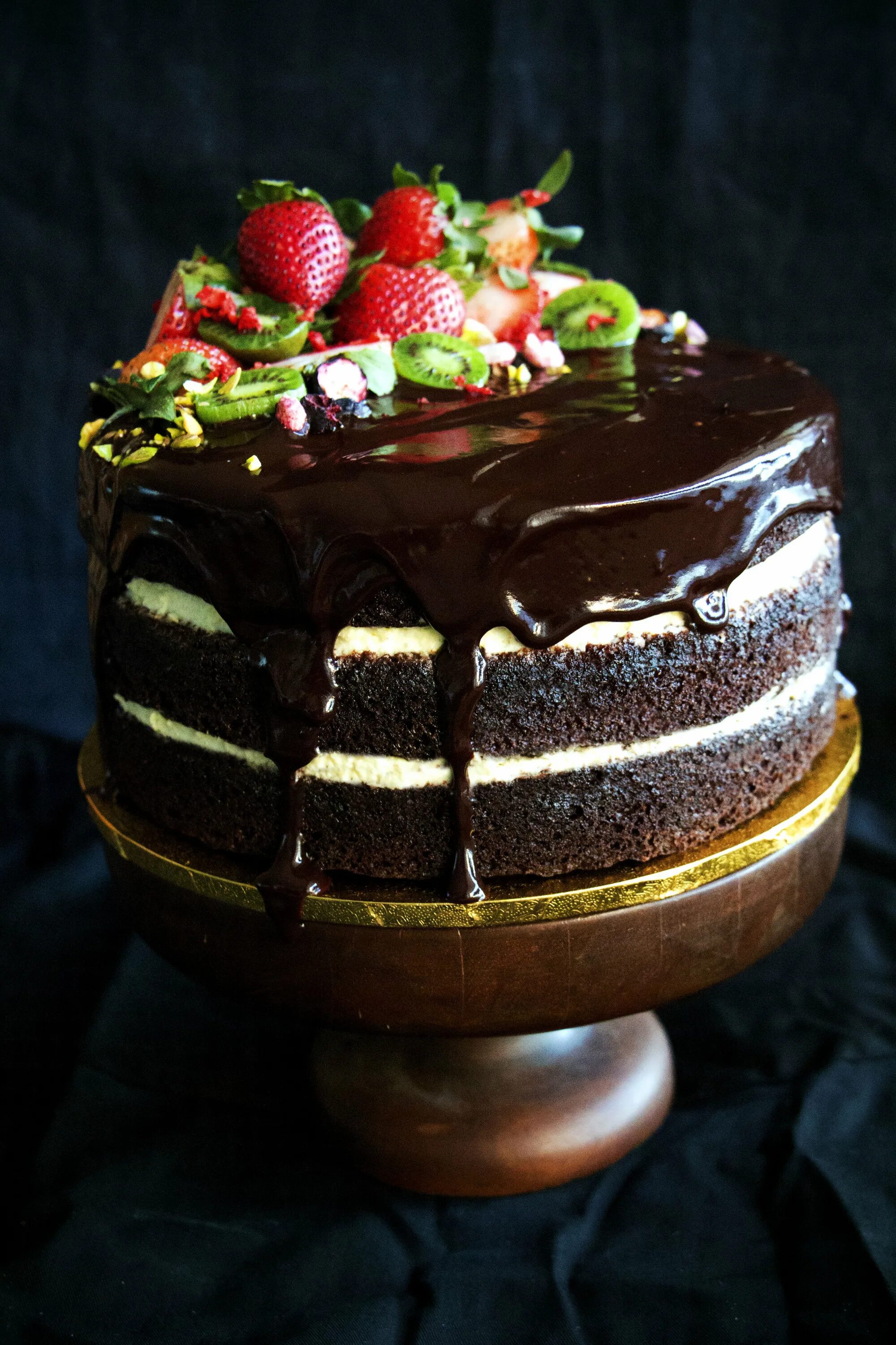 Торт с шоколадным ганашем. Шоколадный торт. Красивый шоколадный торт. Украшение шоколадного торта. Украшег шоколаднлгг торта.