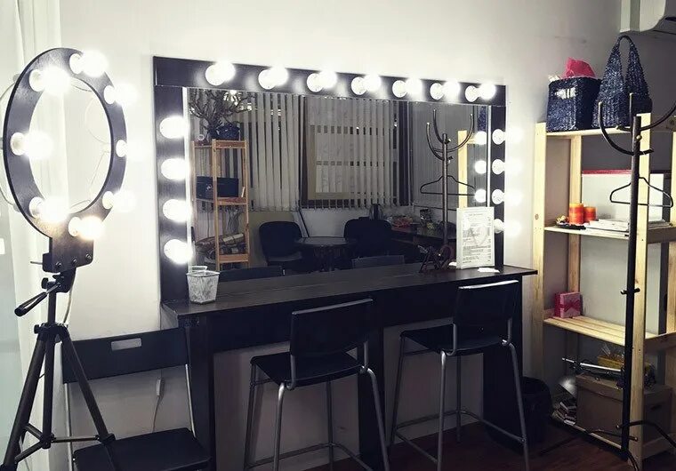 студия визажа. гримерное зеркало в парикмахерской. салон визажа. место визажиста. место визажиста.