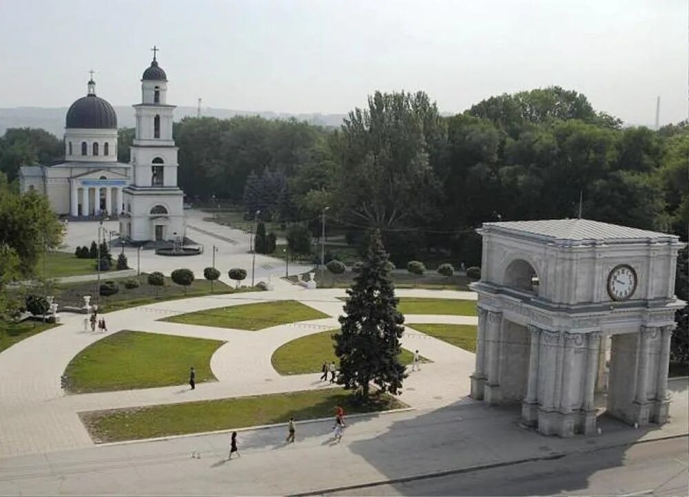 Парки кишинева. Молдавия Кишинев парк. Соборный парк Кишинев. Сквер кафедрального собора Кишинев. Кишинёв Центральный парк.