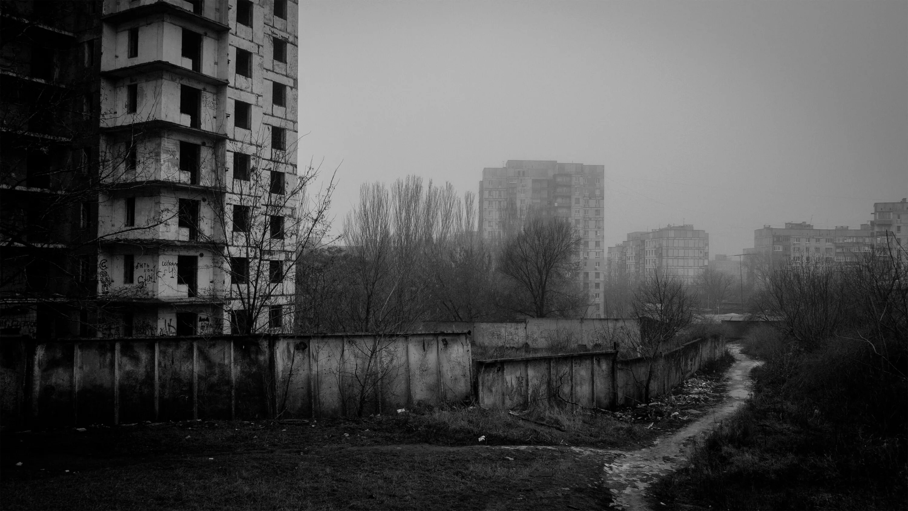 Город молчи. Russian doomer панельки. Темным темно в окно на дворе. Молчат города. Город молчи.