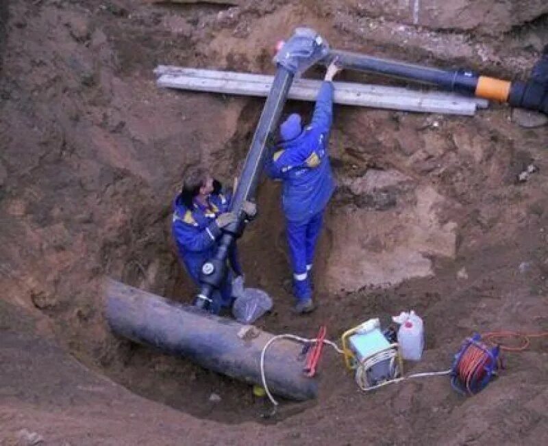 Врезка в водопровод под 110 трубу. Врезка в трубу газопровода. Врезка в газопровод ф219. Раветти оборудование для врезки в газопровод. Магистральный трубопровод врезка.