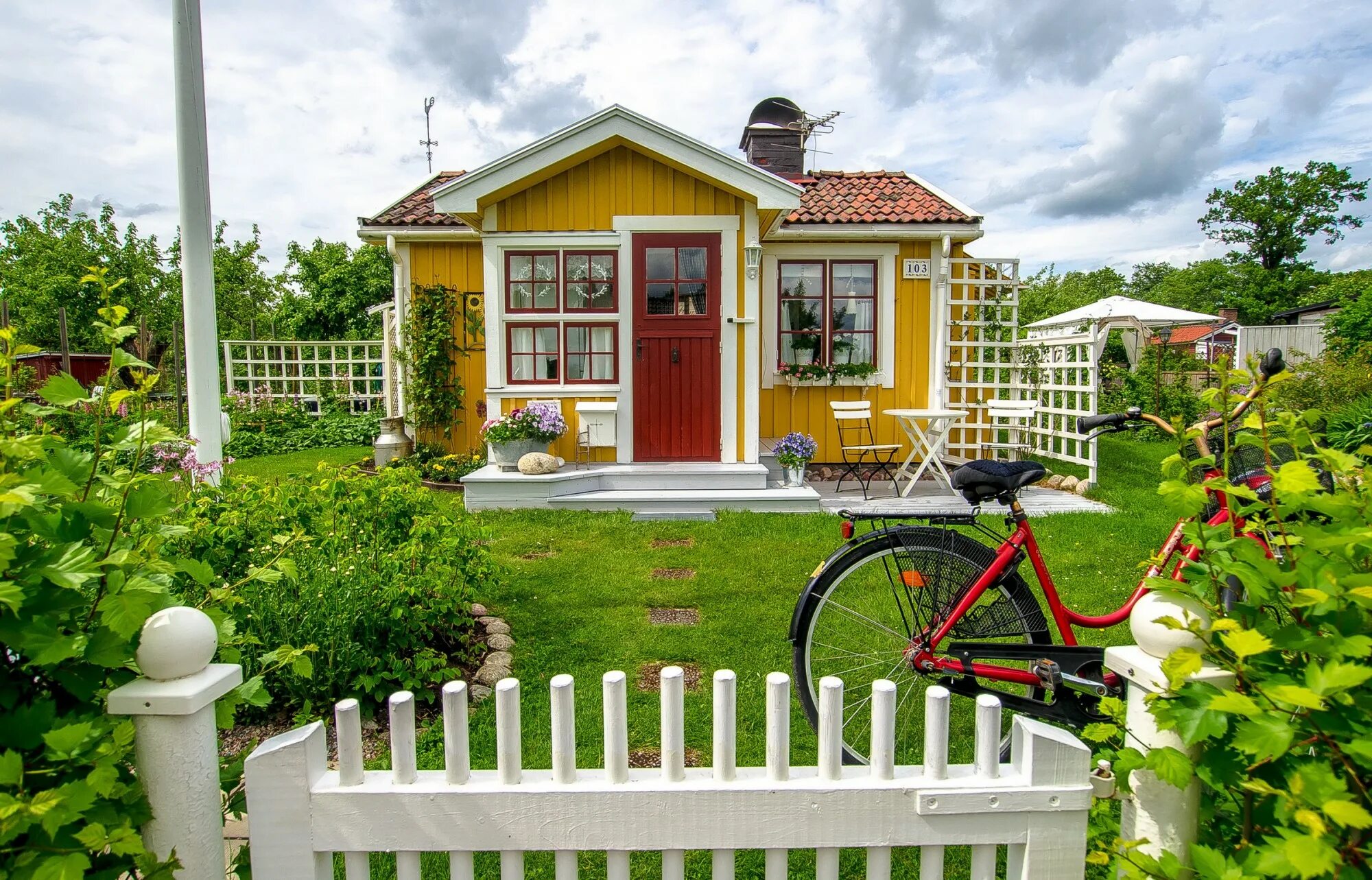 Дача фото. Дача может быть названа. Дачный участок. На даче. Маленький домик.