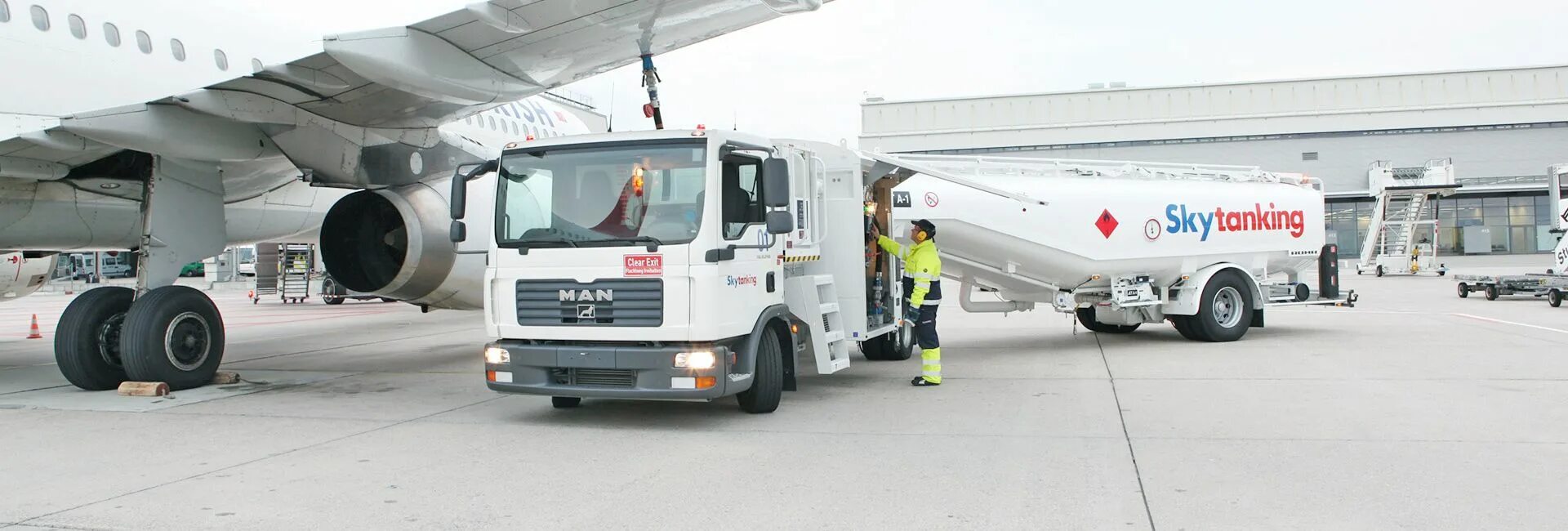 Грузовики. Автозаправщик Bedford MK aircraft refuel. Refuel aircraft документы. China National Aviation fuel. Aviation services