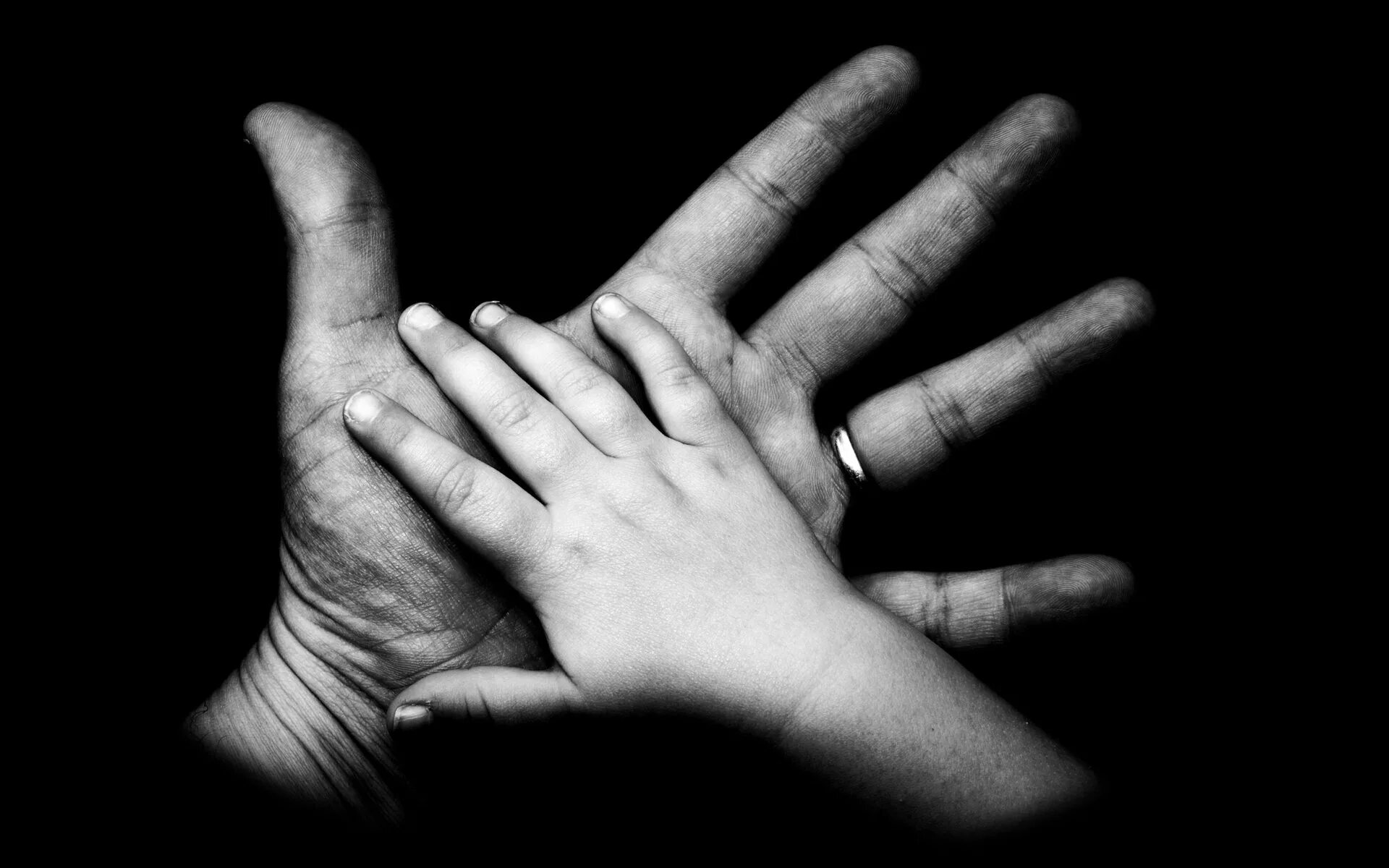 Руки отца песня. Рука черно белая. Прикосновение рук. Маленькая рука.
