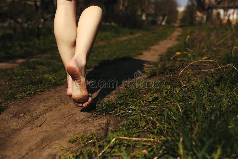Босые ноги песня баста. Лес на ноге. Девушка Проселочная дорога босиком. Босые женские ноги на лестнице. Девушек ступни на фоне природы.
