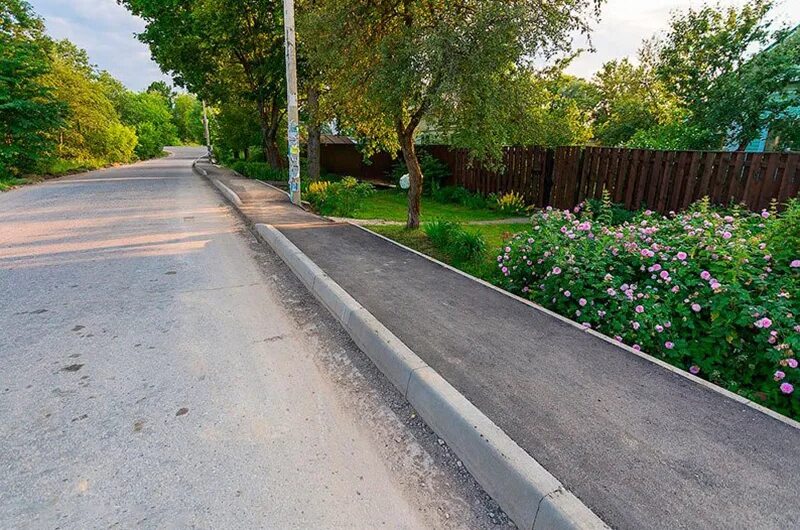 Вплотную к дорожке