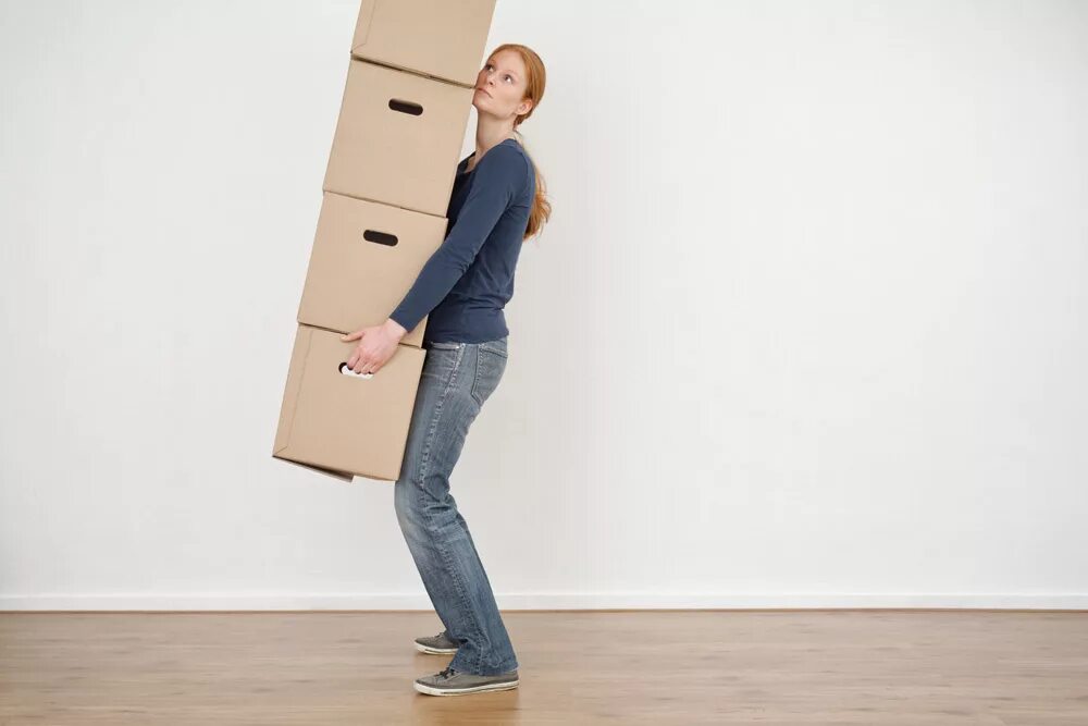 Курьер. Мужчина с коробками в руках. Женщина несет коробку. Донести до человека. Тащит большую коробку.