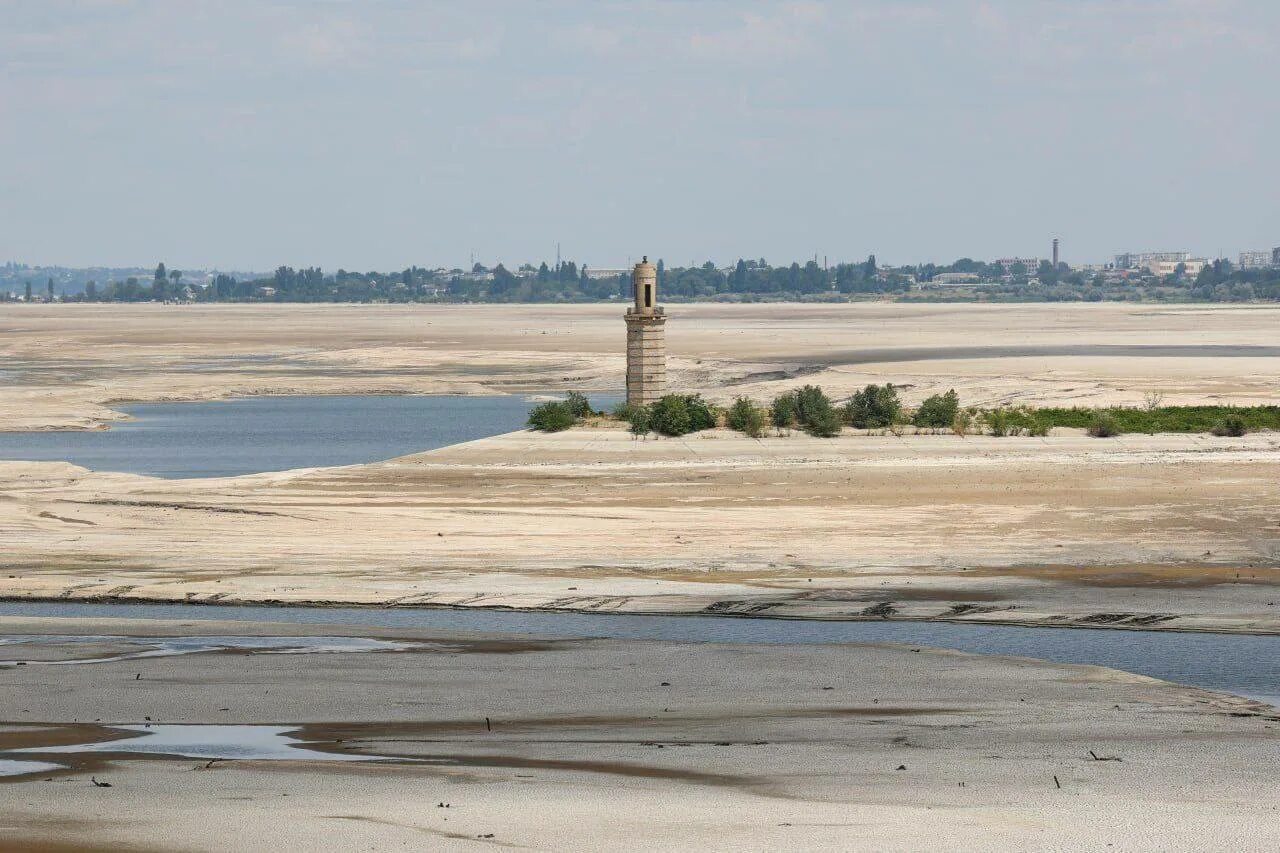 Обмеление Каховского водохранилища. Каховское водохранилище 2023. Каховское водохранилище подрыв ГЭС. Днепр после подрыва Каховской ГЭС. Как выглядело каховское водохранилище