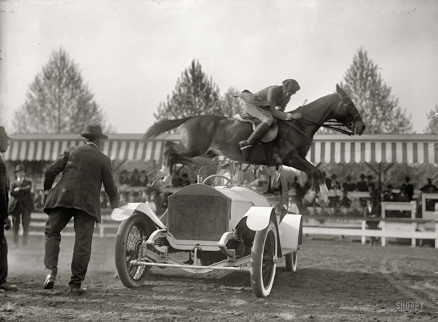 Года начала 20 го века. Роллс Ройс 1916. Лошади 20 века. Старинные скачки. Гонки на лошадях старые.