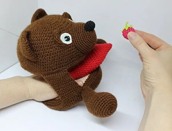 Логопедическая лягушка говорушка. Вязаная игрушка варежка. Логопедическая мышка. Вязаные игрушки для логопеда. Вязаные логопедические игрушки с языком.