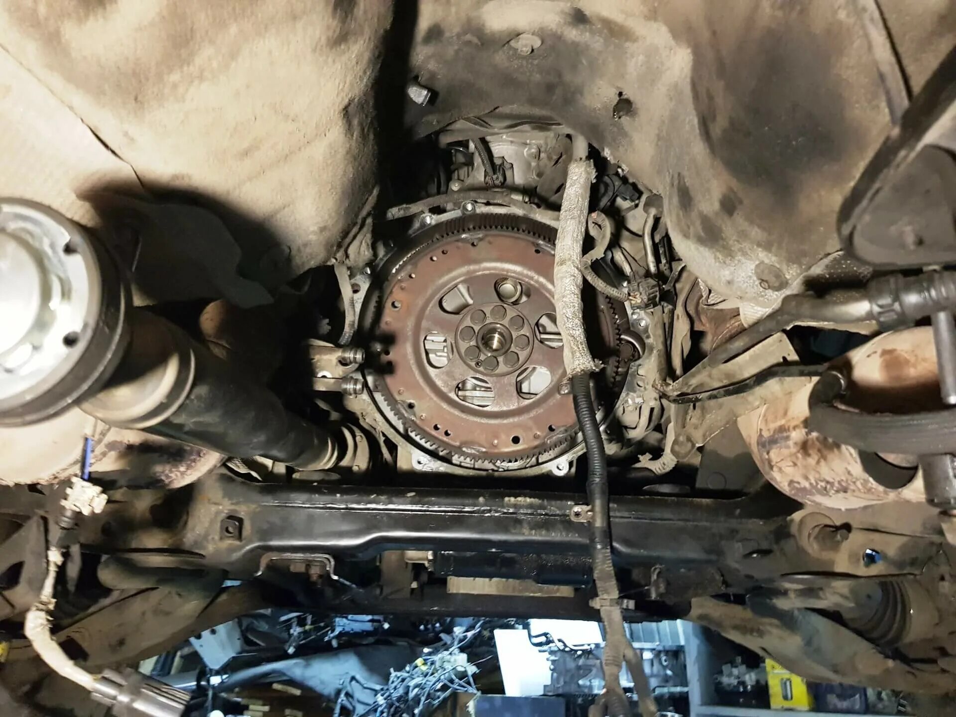 Масло в коробке передач. Акпп автосервис. Демонтаж акпп. Снятия коробки автомат. Демонтаж акпп.