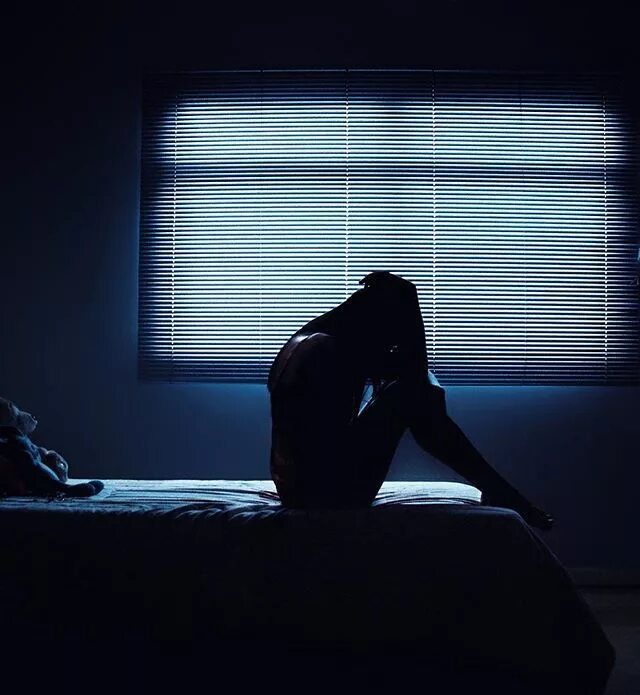 Проснуться ночью в темноте. Темнота и одиночество. одиночество в ночи. девушка в темноте. кровать в темноте.