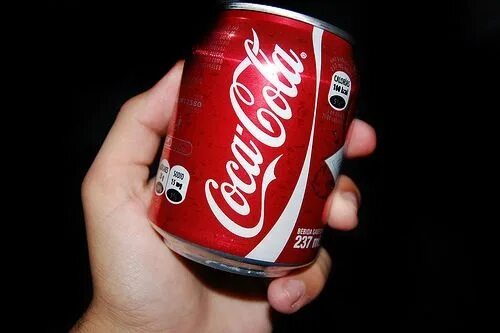 Кока кола банка. Coca cola банка вид сбоку. Банка кока колы в руке. Банка жестяная кока кола без фона. Кока кола в банке.