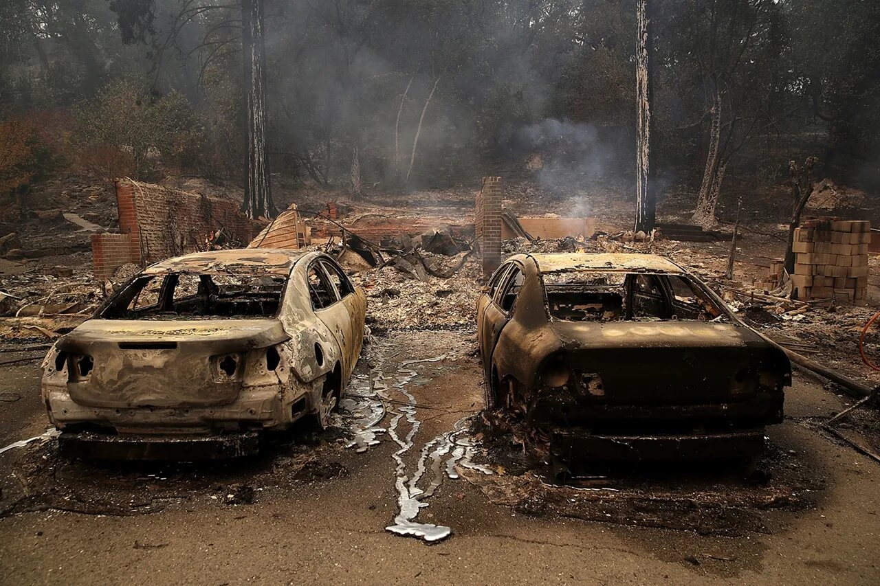 Автомобиль после пожара. Сгоревшие машины пожары в Калифорнии. Горящие американские машины. Странные пожары в Америке.