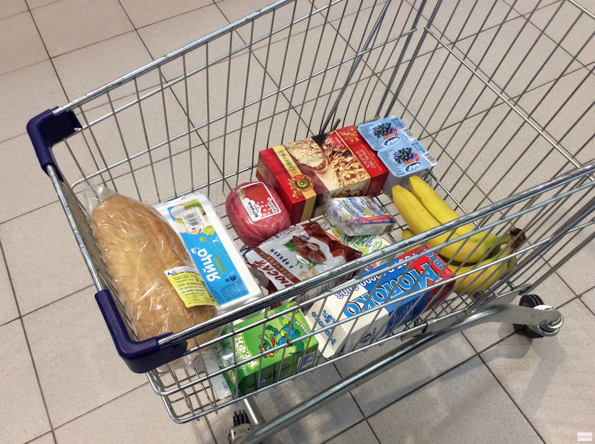 Импортные продукты. Тележка с продуктами. Корзинка с продуктами. Тележка с продуктами. Корзинка для продуктов.