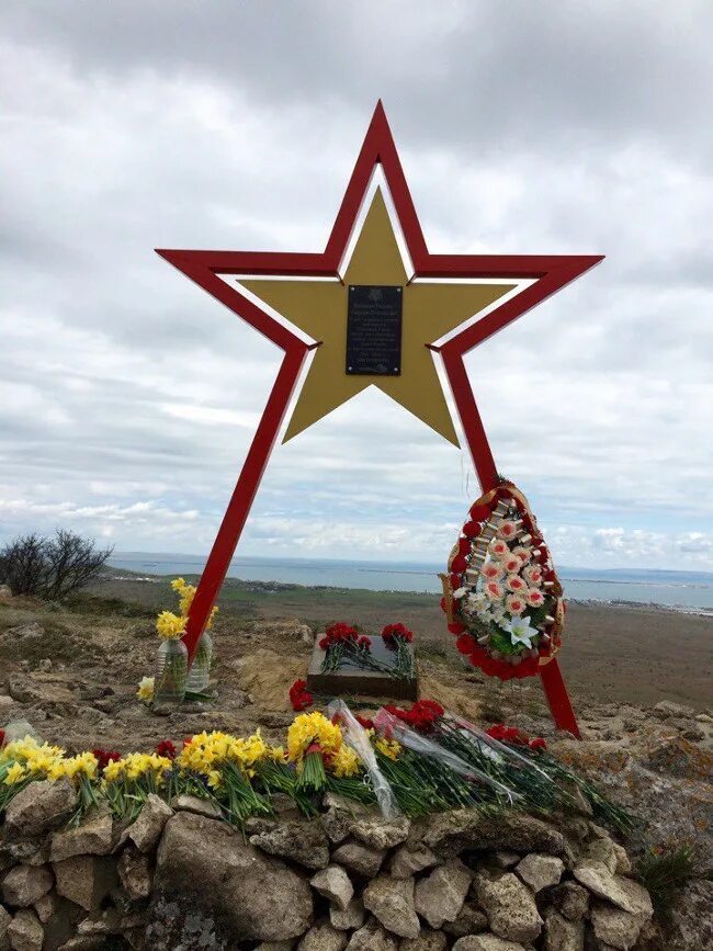 Памятные звезды. Освобождение Ленинского района. Памятник звезда Феодосия. Звезда на памятник. Мемориальный комплекс звезда.