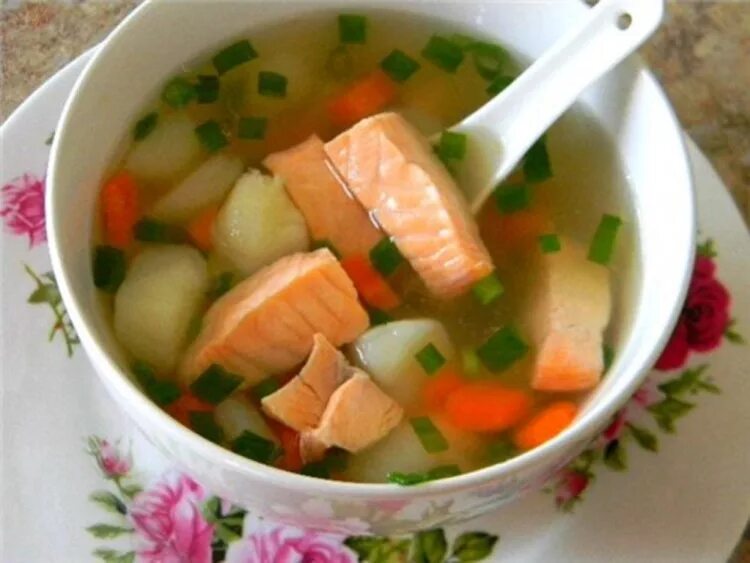 как приготовить вкусную уху из красной рыбы. карельская уха. рыбный суп из красной рыбы. уха с форелью. как приготовить вкусную уху из красной рыбы.