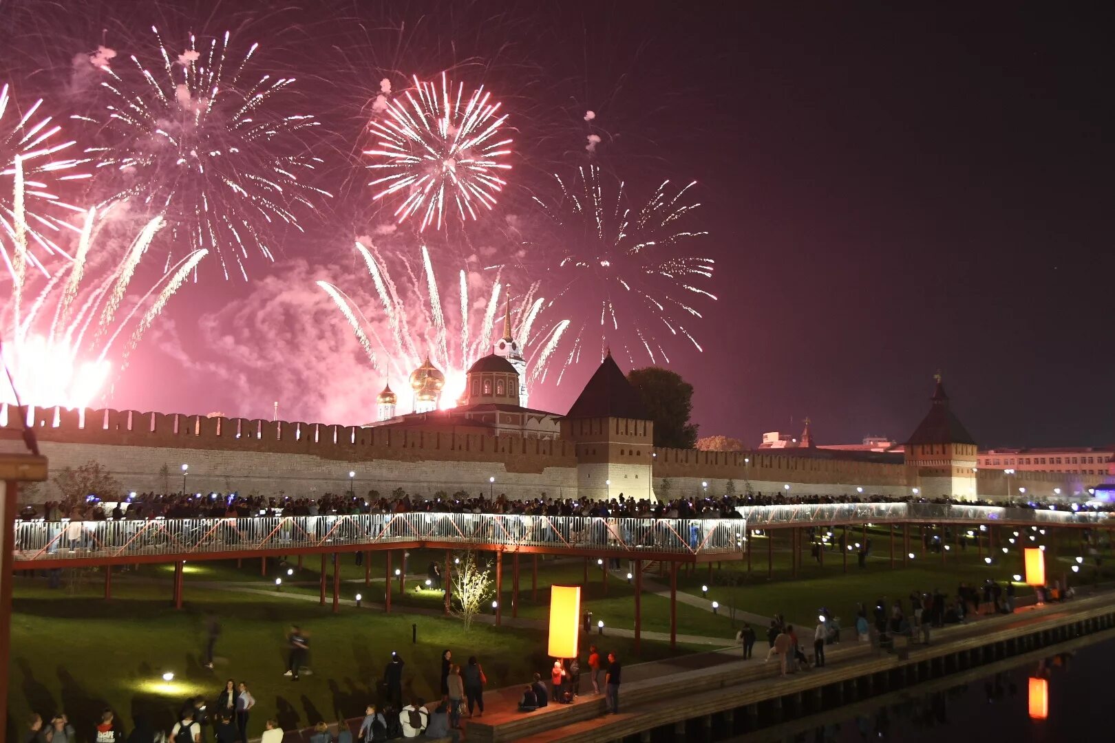 салют "красная площадь". тула день города 2007-2008 фото. тульский кремль салют. мероприятия в туле сегодня.