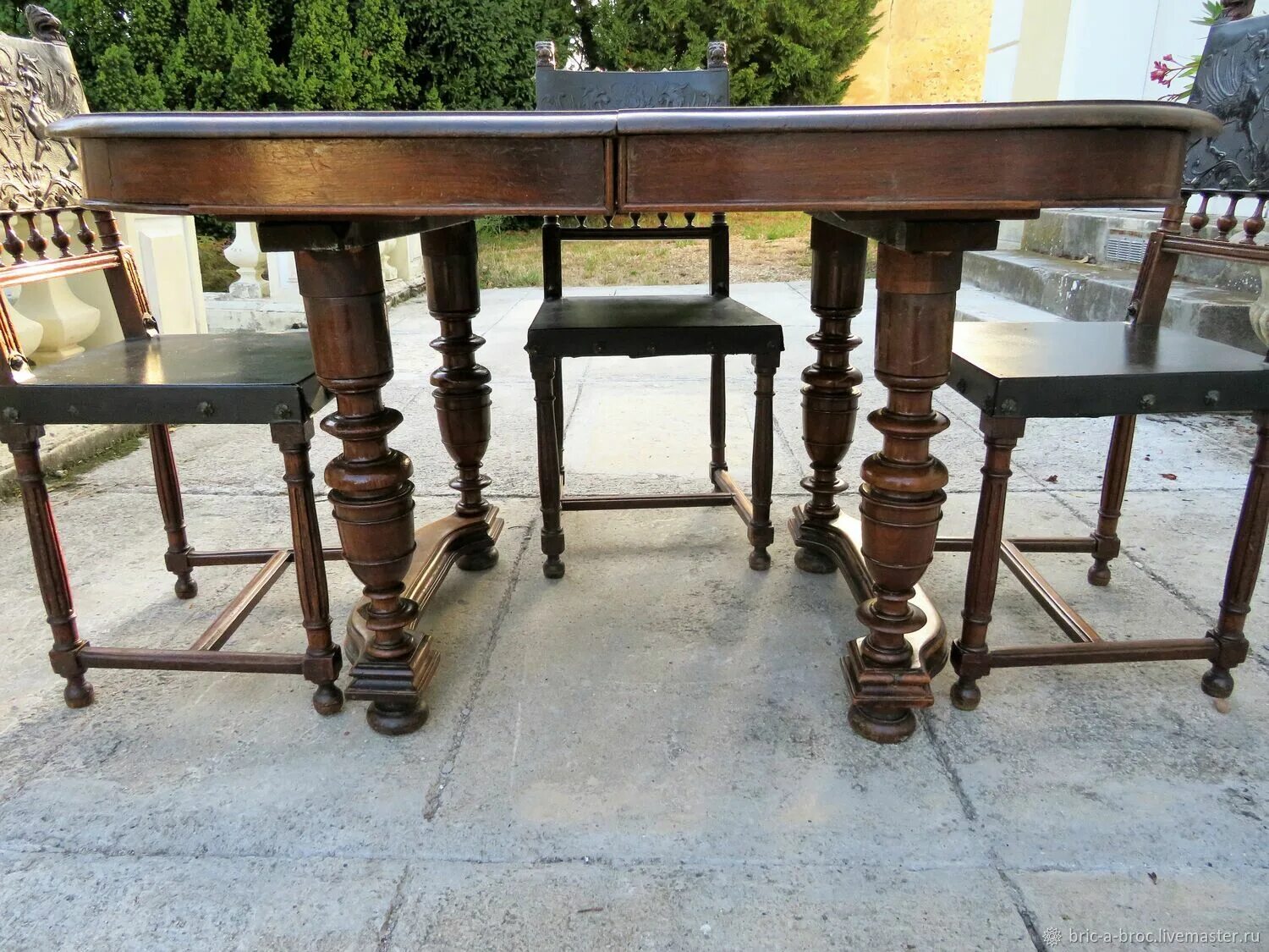 На простом дубовом столе были. Стол антикварный обеденный. Старинный дубовый стол. Старинный обеденный стол. Стол антикварный раздвижной.