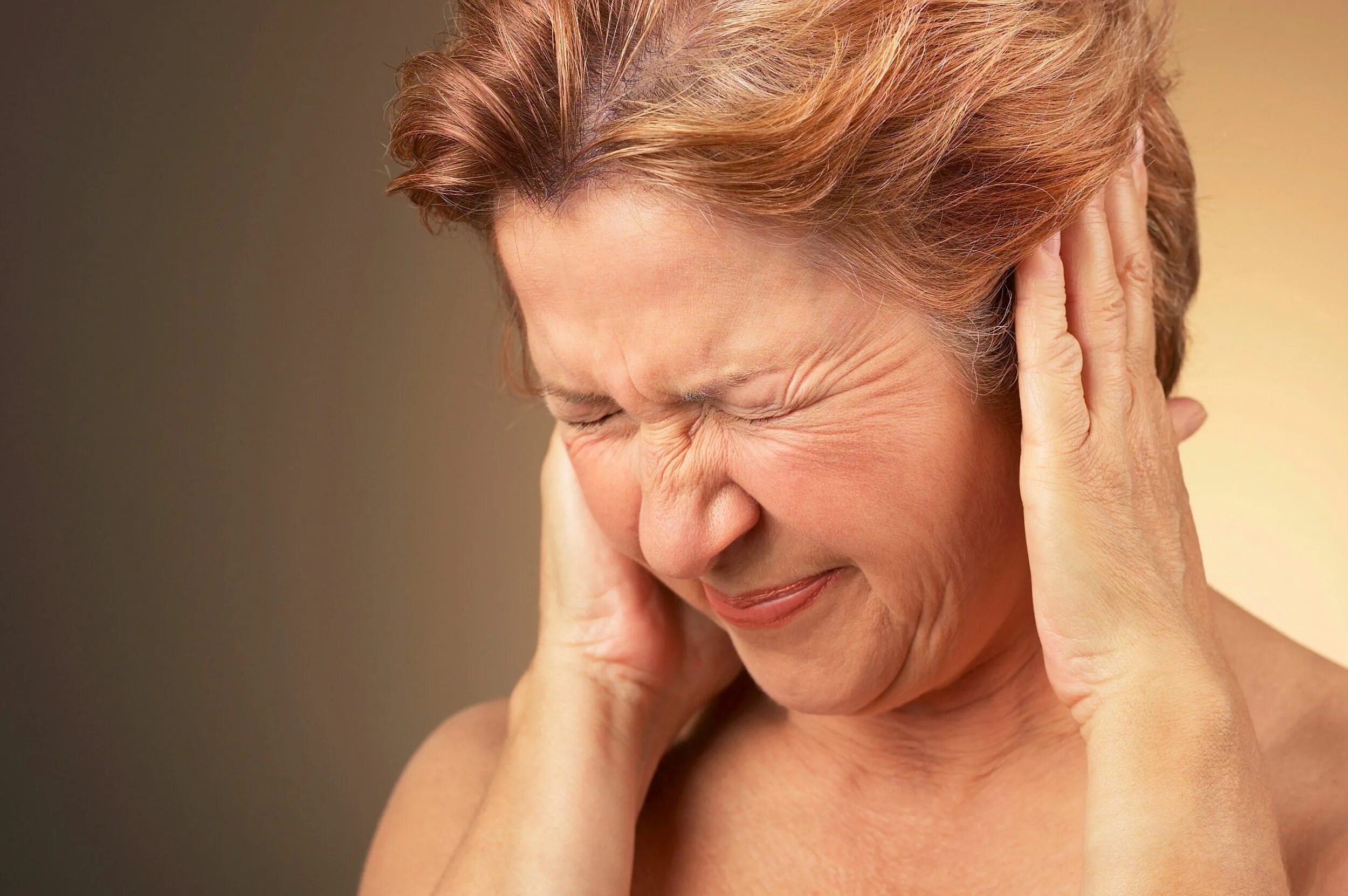 Женщина шум в ушах. Шум в ушах у старика. Головная боль шум в ушах. Симптомы закладывает уши