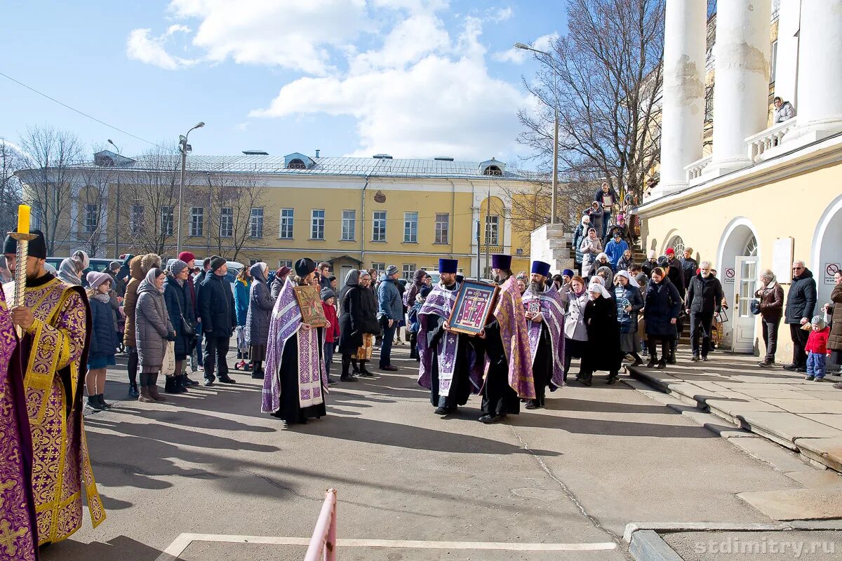 Царевича димитрия расписание. Тихвинский храм, крестный ход. Крестный ход 2022 Москва. Больничный храм благоверного царевича Димитрия. Храм царевича Димитрия при 1 градской больнице.