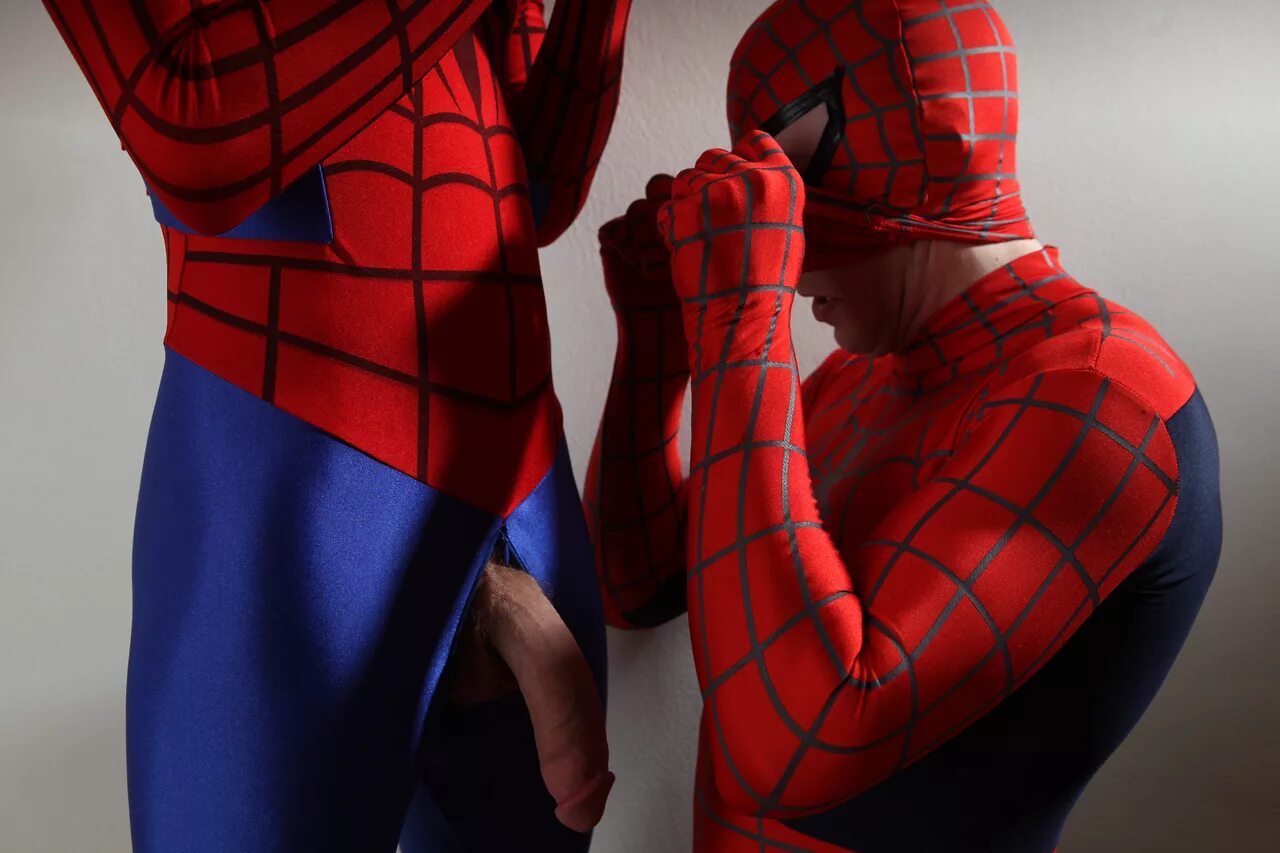 Пародия на человека паука. Костюм человека паука. Человек паук косплей. Мужик в костюме человека паука.