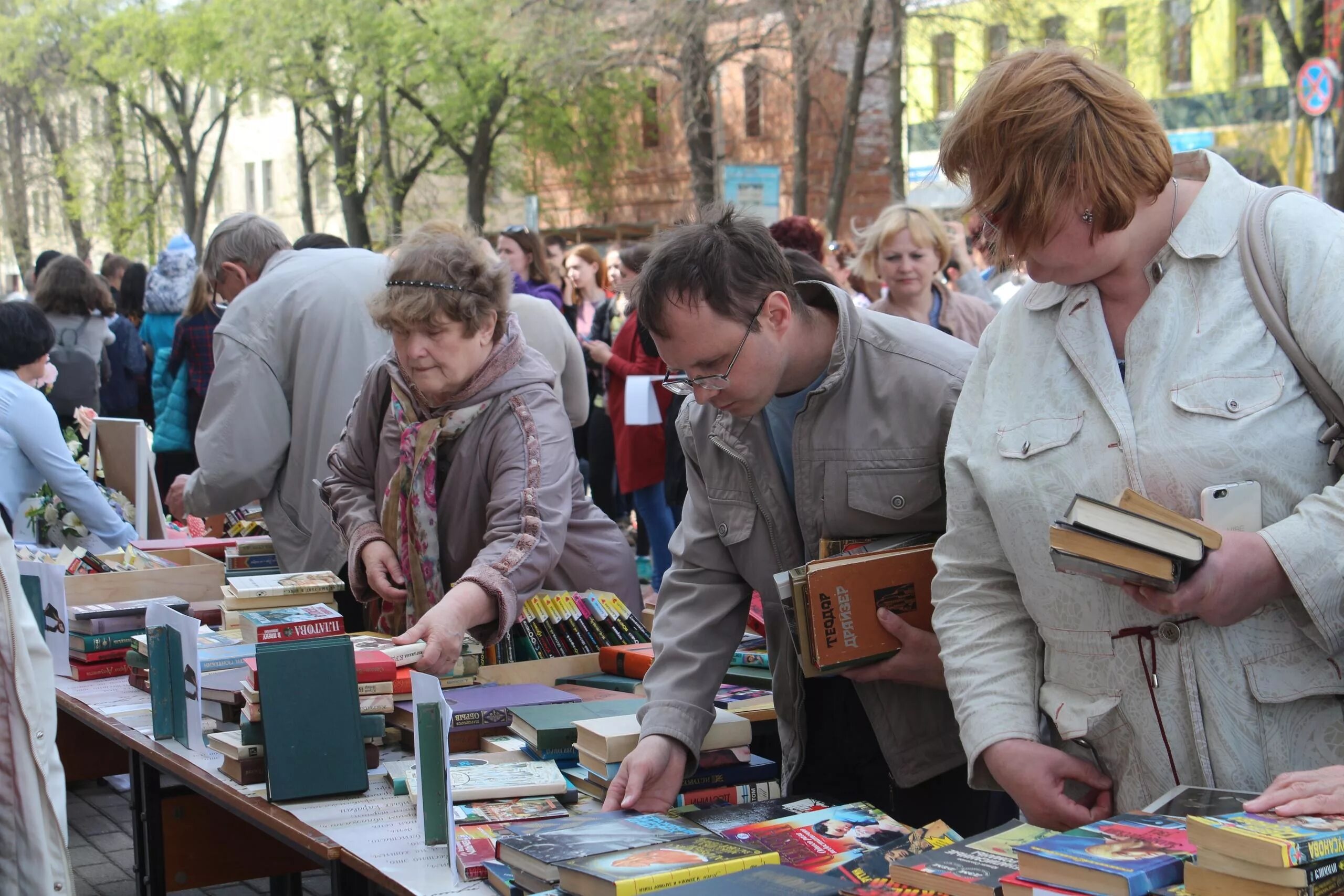 Сайт библиотеки им бабушкина. Книжный фримаркет. Фримаркет в библиотеке. Книжный фримаркет в библиотеке это. Книжная ярмарка на улице.