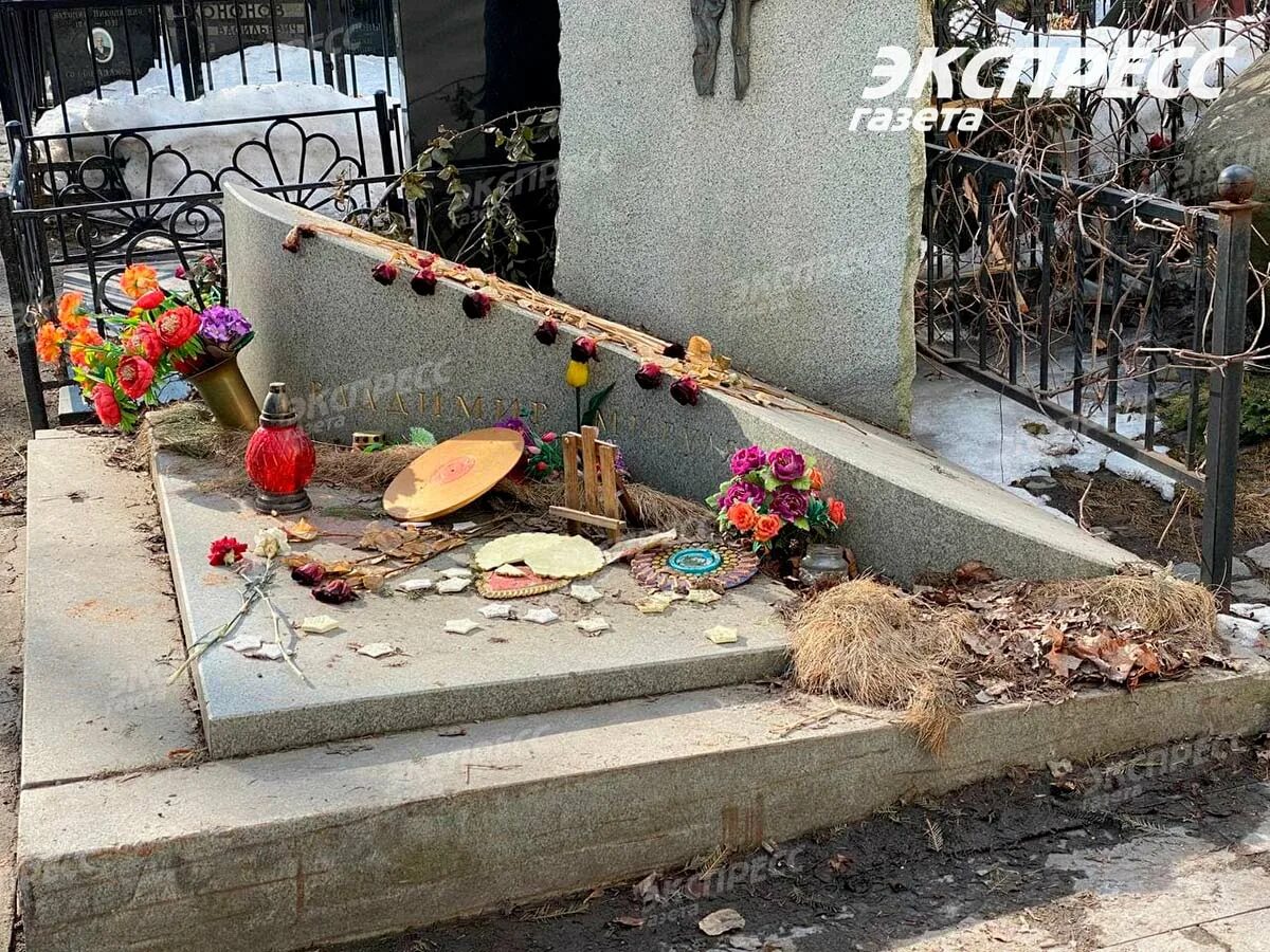 Толкование сна кладбище. Владимир Мигуля могила. Могила Мигули на Ваганьковском. Владимир Мигуля похоронен. Могила Мигули на Ваганьковском кладбище.