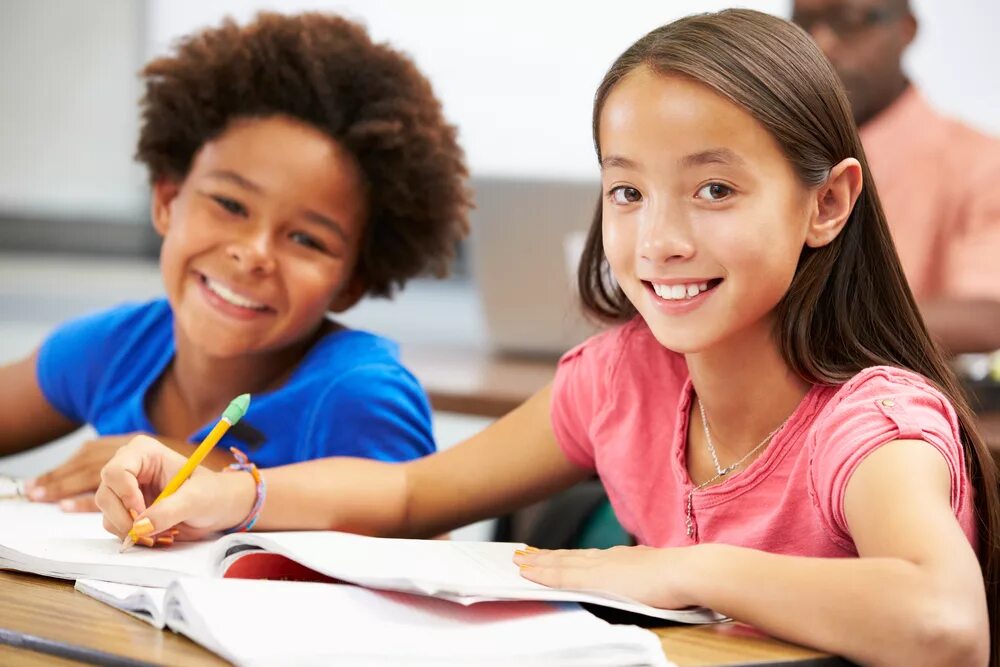 They doing their homework. Дети студенты. 11 Класс дети. Pupils in the Classroom. School pupil.