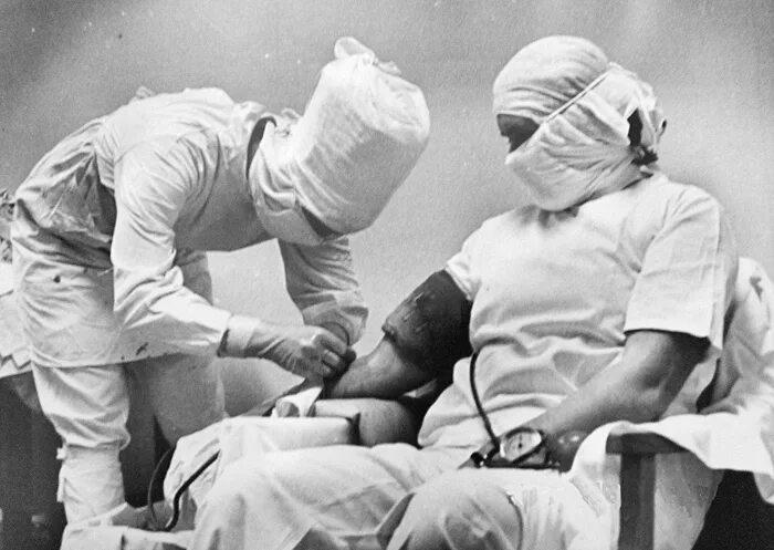 Донор великий. Станция переливания крови СССР. Хирургическая медсестра.