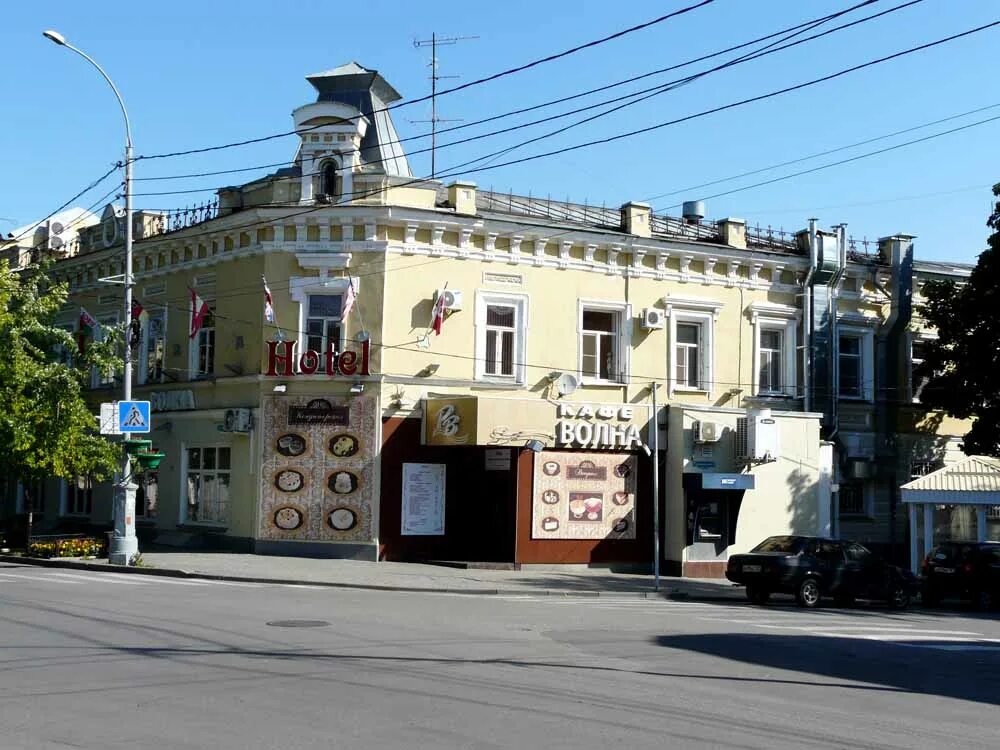 Таганрог адрес. Волна, Таганрог, Петровская улица. Фасад ресторана с волнами. Город Мастеров Таганрог. Адрес магазина по волнам в Таганроге.