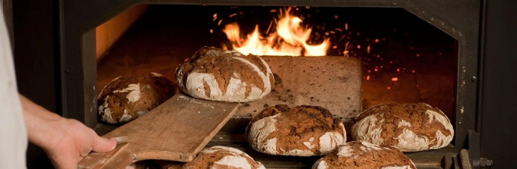 В риме умевший печь хлеб раб. Печка для хлеба. Хлеб в печи. Печь хлеб в печке. Русская печь для выпекания хлеба..