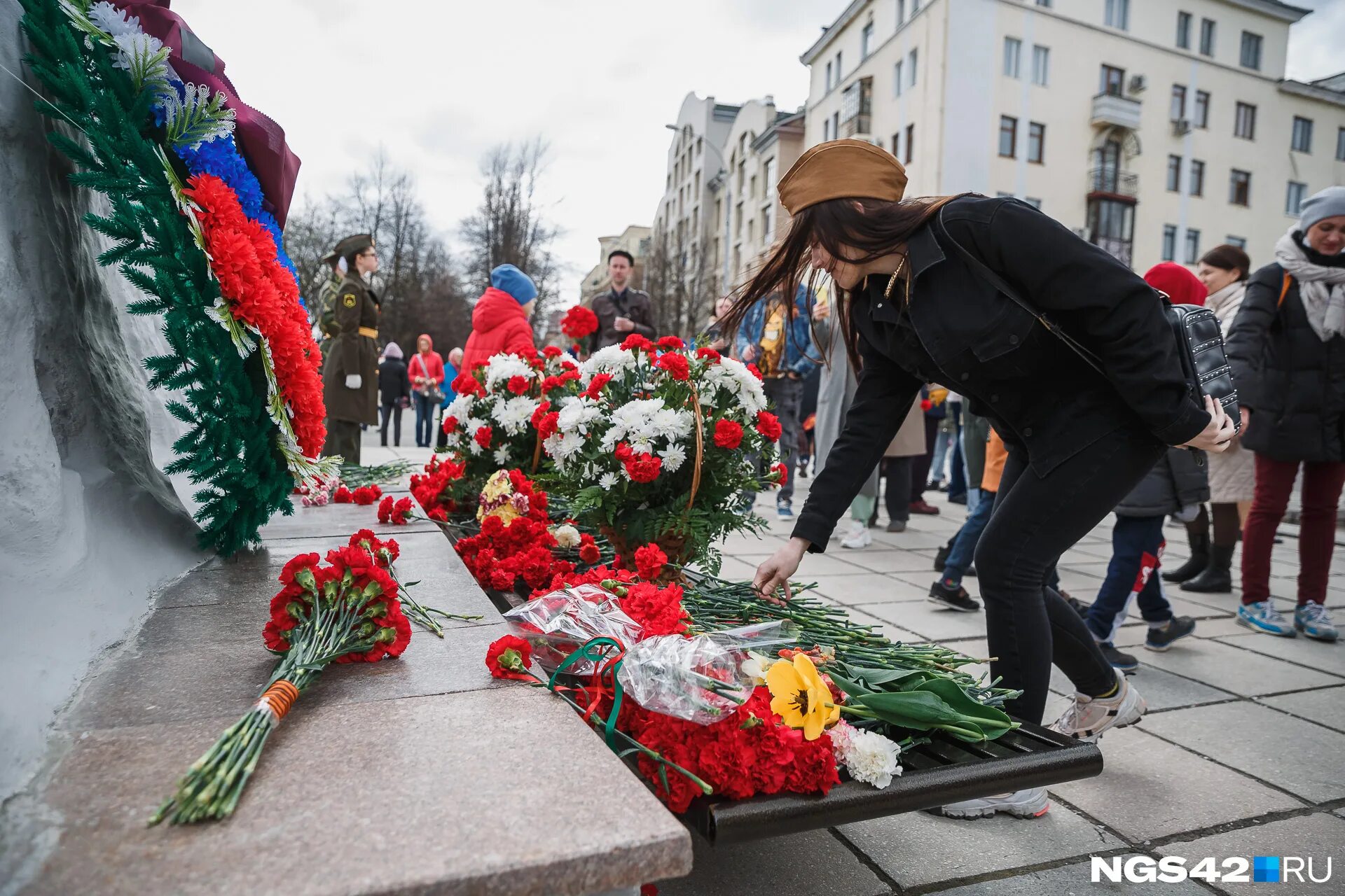 Канал победа кемерово. Фотографии день Победы в Кемерово. Баннер облит красной краской в канун дня Победы Кемерово фото.