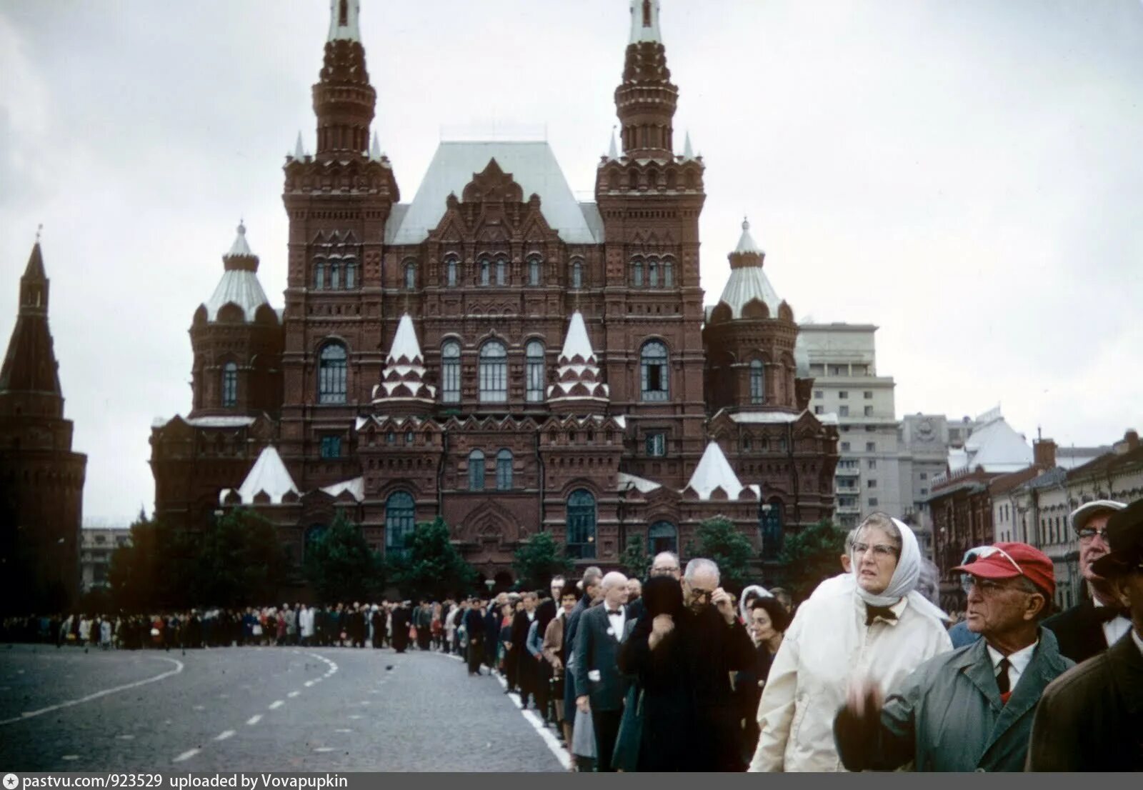 Зовет жить в москву. Иностранные туристы в СССР. Советская Москва глазами иностранцев. Иностранцы в Советской Москве. Туристы в Советском Союзе.