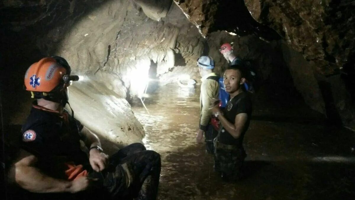 Тхам Луанг. Спасение в пещере Тхам Луанг. Пещера Тхам Луанг в Таиланде. Спасение ребят из пещеры в Тайланде.