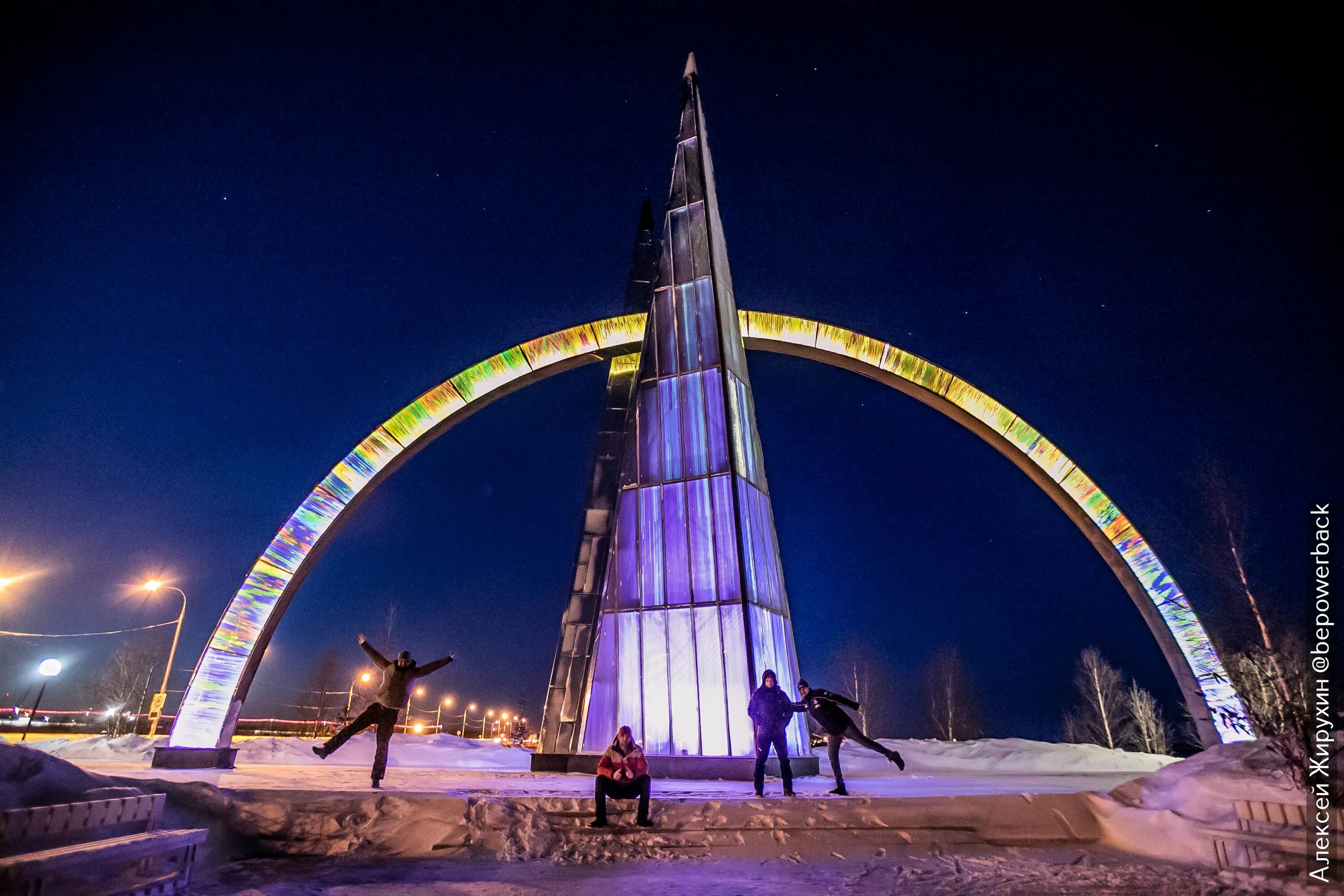 Столица у полярного круга 9. Полярный круг Салехард. Монумент Полярный круг Салехард. Салехард стела Полярный круг зимой.