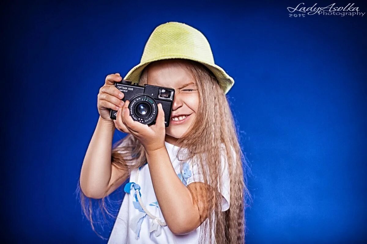 Фотограф дети. Ребенок фотографирует. Юный фотограф. Ребенок фотограф. Юный блоггер.