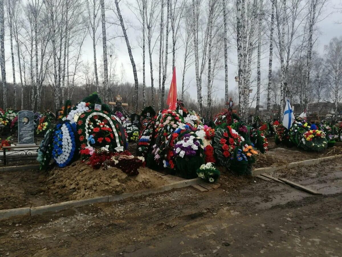 Погребение участника сво. Кладбище сво в Новосибирске. Кладбище Южное Новосибирск Академгородок. Южное кладбище Санкт Петербург могилы сво. Южное кладбище аллея славы.