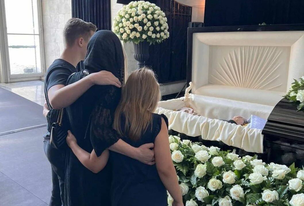 Прощание с кем на какое время. Семья шатунова на прощание. прощание с родственниками. юрий шатунов похороны семья. церемония прощания юрия шатунова.