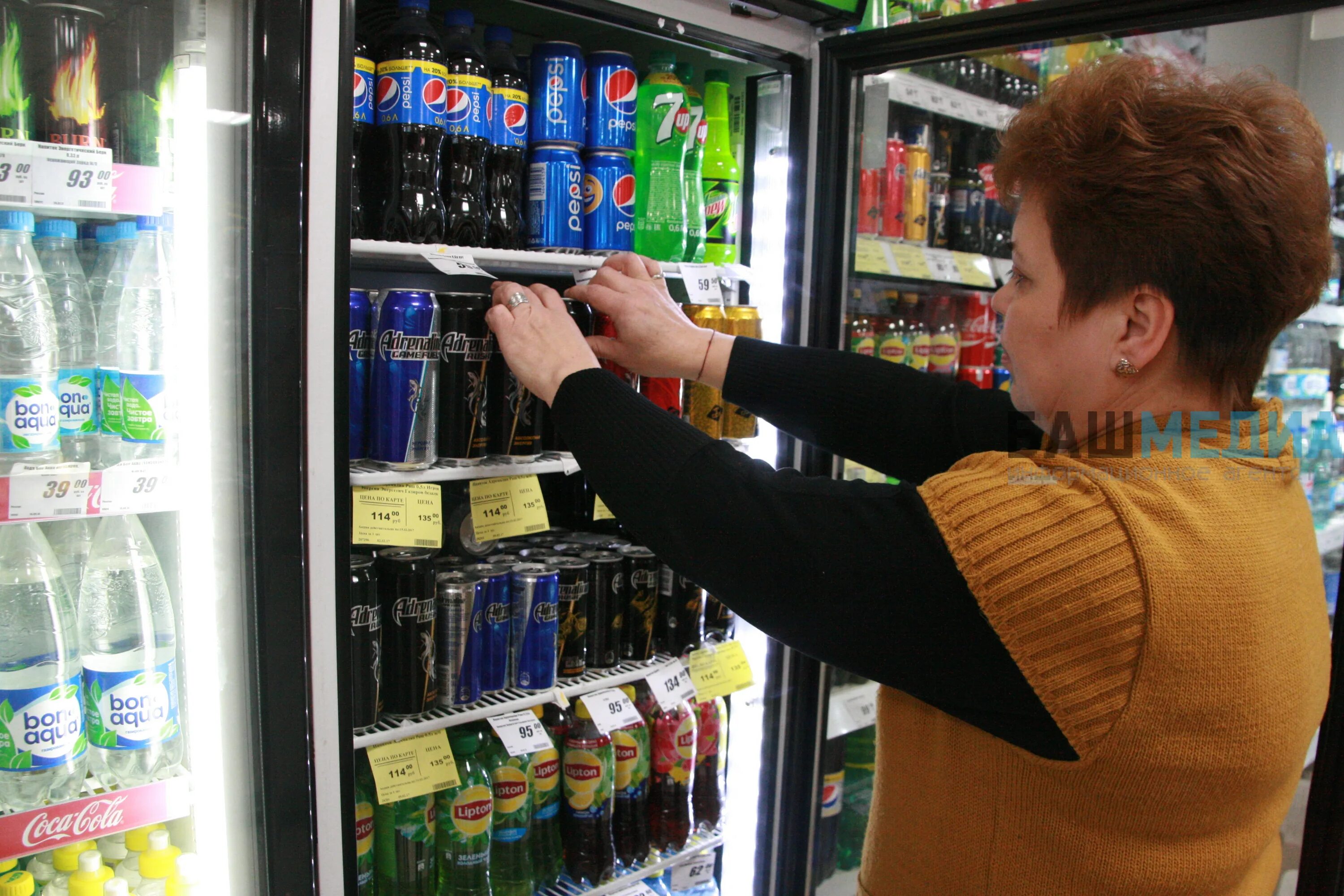 Закон запрещающий продажу энергетиков до 18 лет. Объявление о запрете продажи энергетиков несовершеннолетним. Запрет продажи безалкогольных тонизирующих напитков. Энергетические напитки. Энергетики запрет.