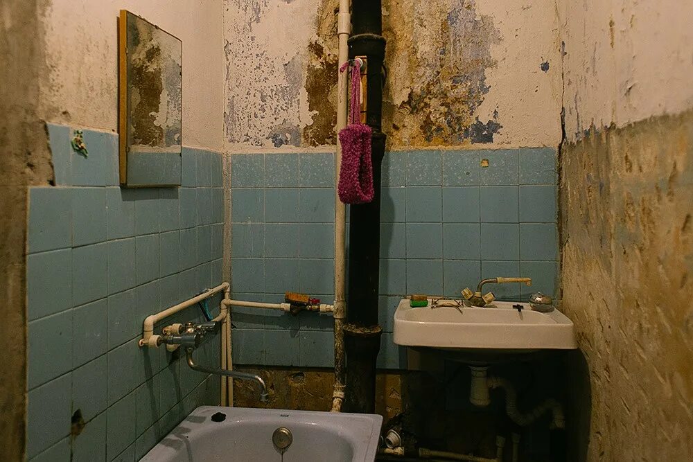 Севастополь коммуналка. Ванна в коммуналке. Старая ванная комната. Страшная коммуналка. Ванные комнаты в коммуналках.